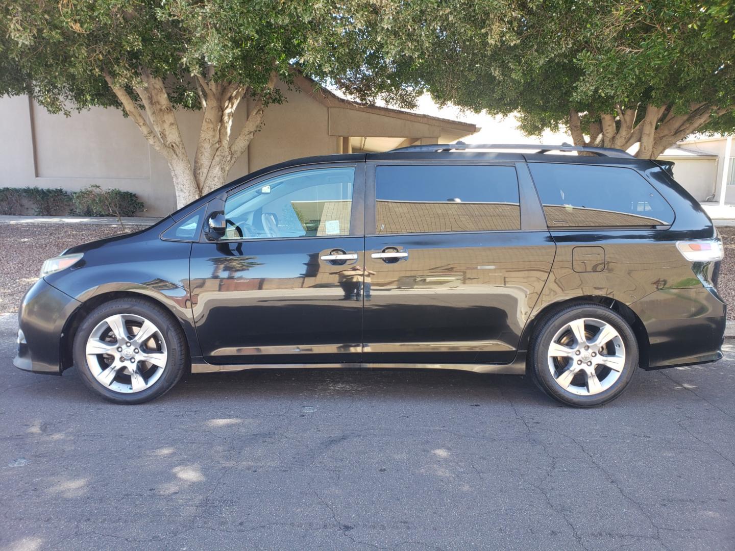 2013 /gray and black Toyota Sienna SE (5TDXK3DC9DS) with an 3.5L V6 DOHC 24V engine, 5-Speed Automatic transmission, located at 323 E Dunlap Ave., Phoenix, AZ, 85020, (602) 331-9000, 33.567677, -112.069000 - 2013 Toyota Sienna SE,....EXCELLENT condition,..... A Real Must See!!.... No accidents, Clean inside and out, Power everything, Ice cold ac, Third row seating, Rear ac second and third seats, Clean Gray and black interior with black cloth seats in near perfect condition and the van is gorgeous. Ster - Photo#6